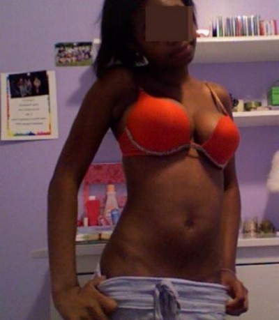 Petite coquine adorant la fellation